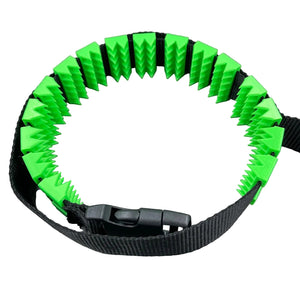 Een BDSM cilice met een zwarte band en spikes in de kleur groen