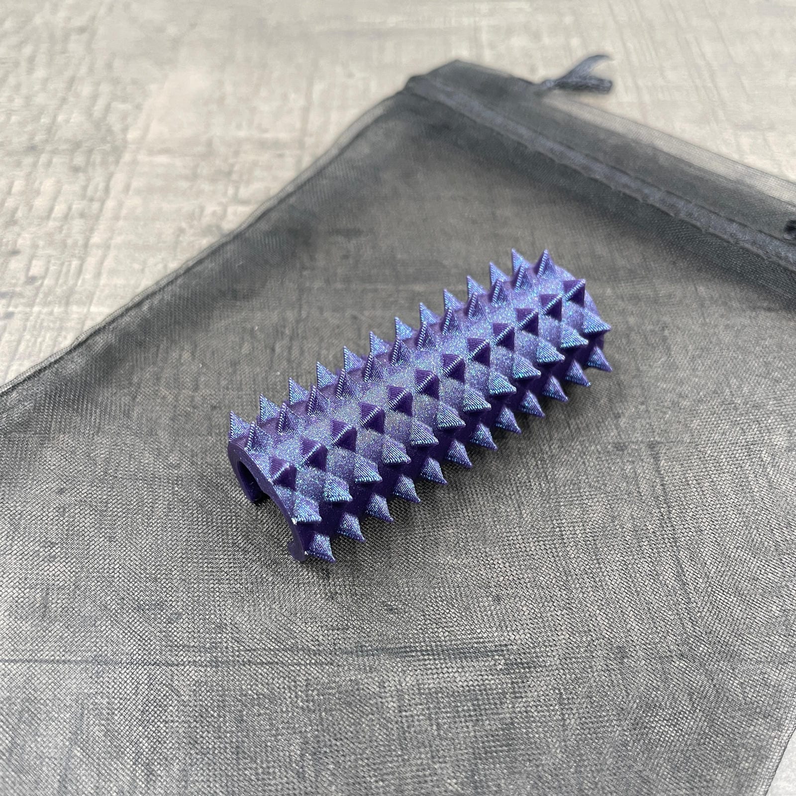 Een shibari rope spike in de kleur paars/blauw met glitters