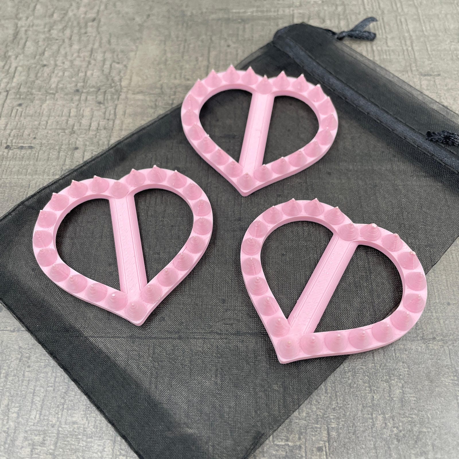 Drie hartvormige shibari rope spikes in de kleur roze