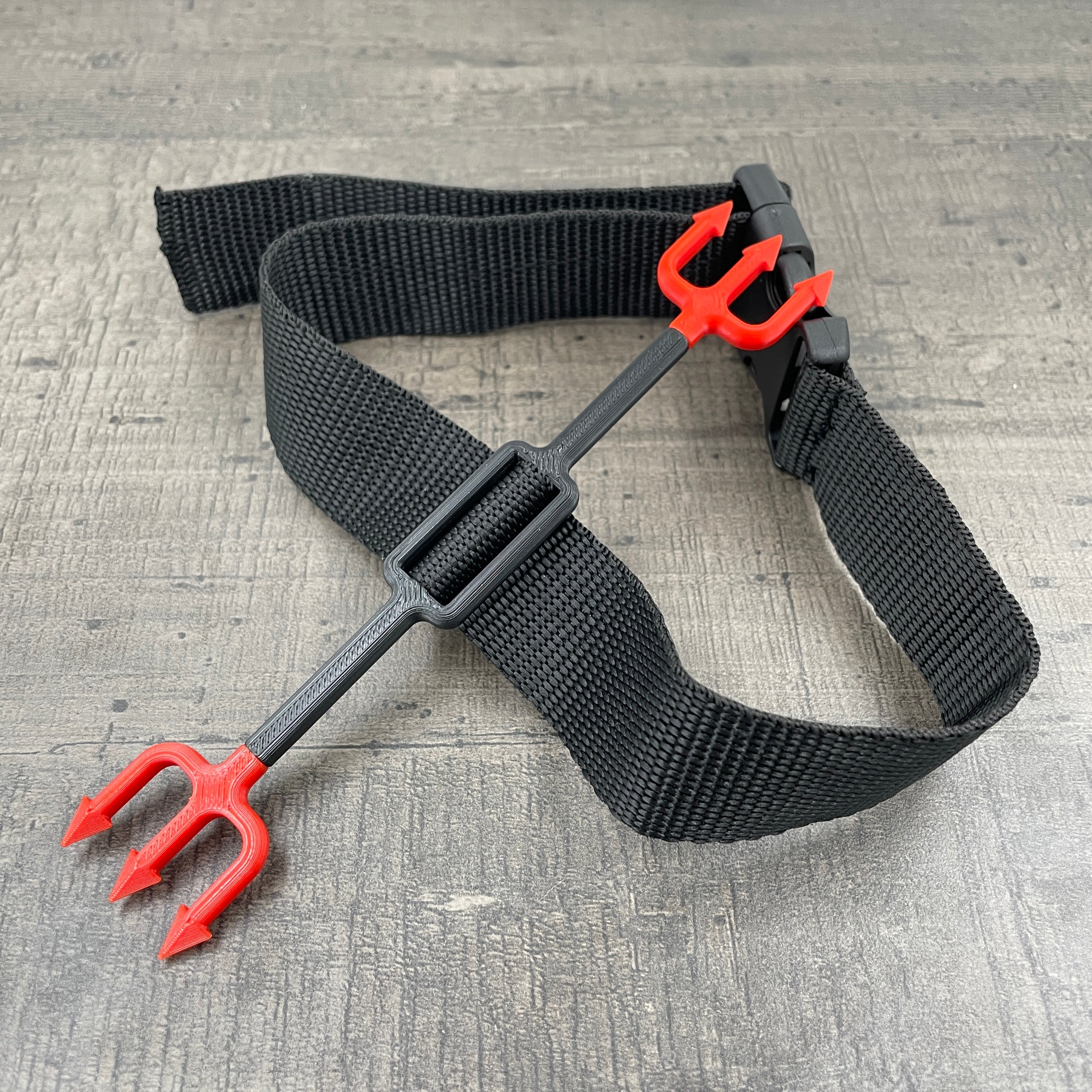 Een BDSM heretic's fork in zwart en rood