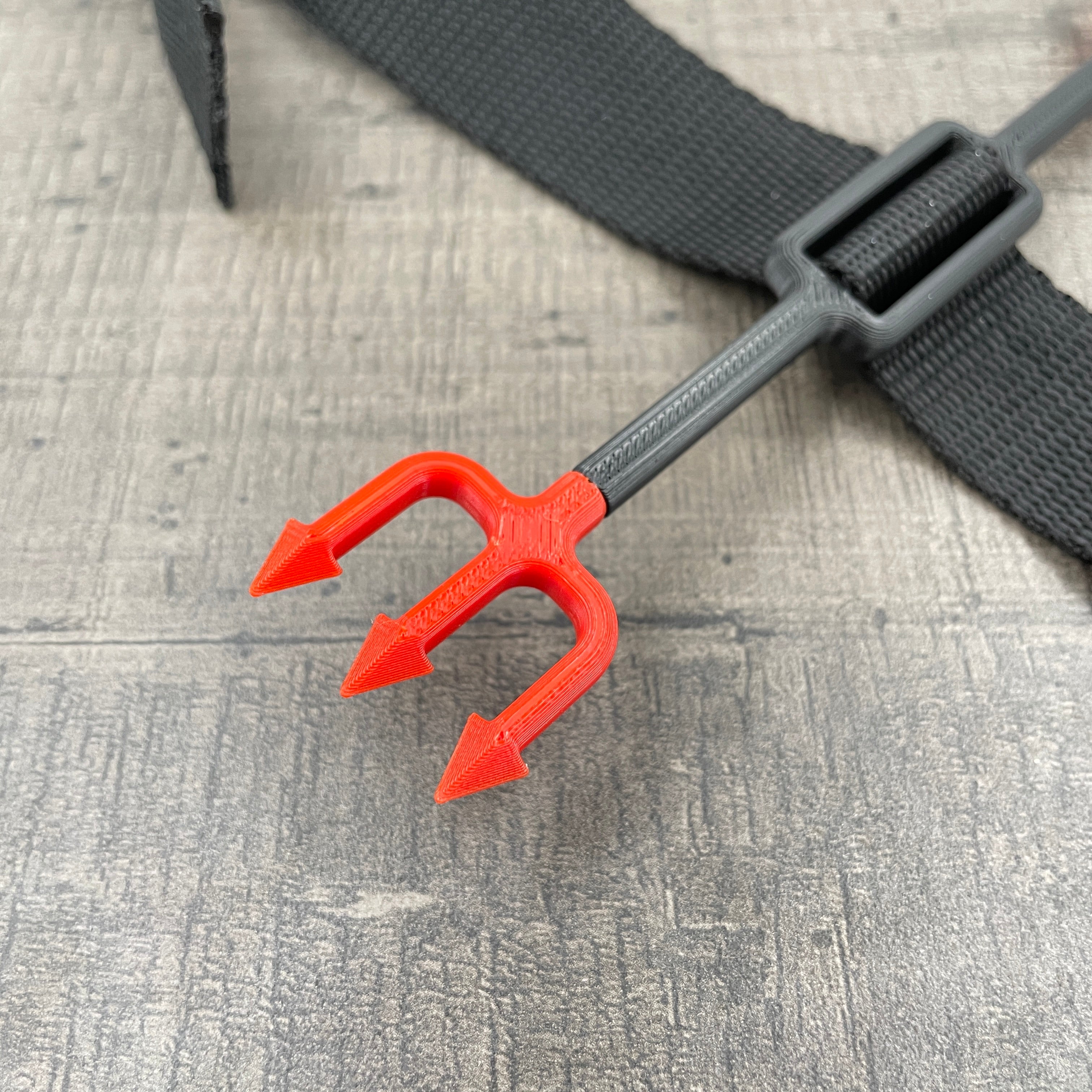 Een BDSM heretic's fork in zwart en rood