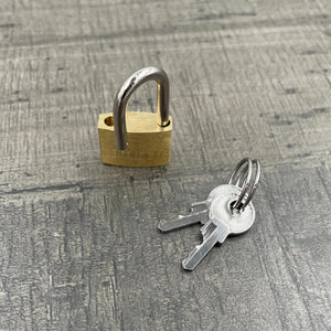 Een koperen hangslot