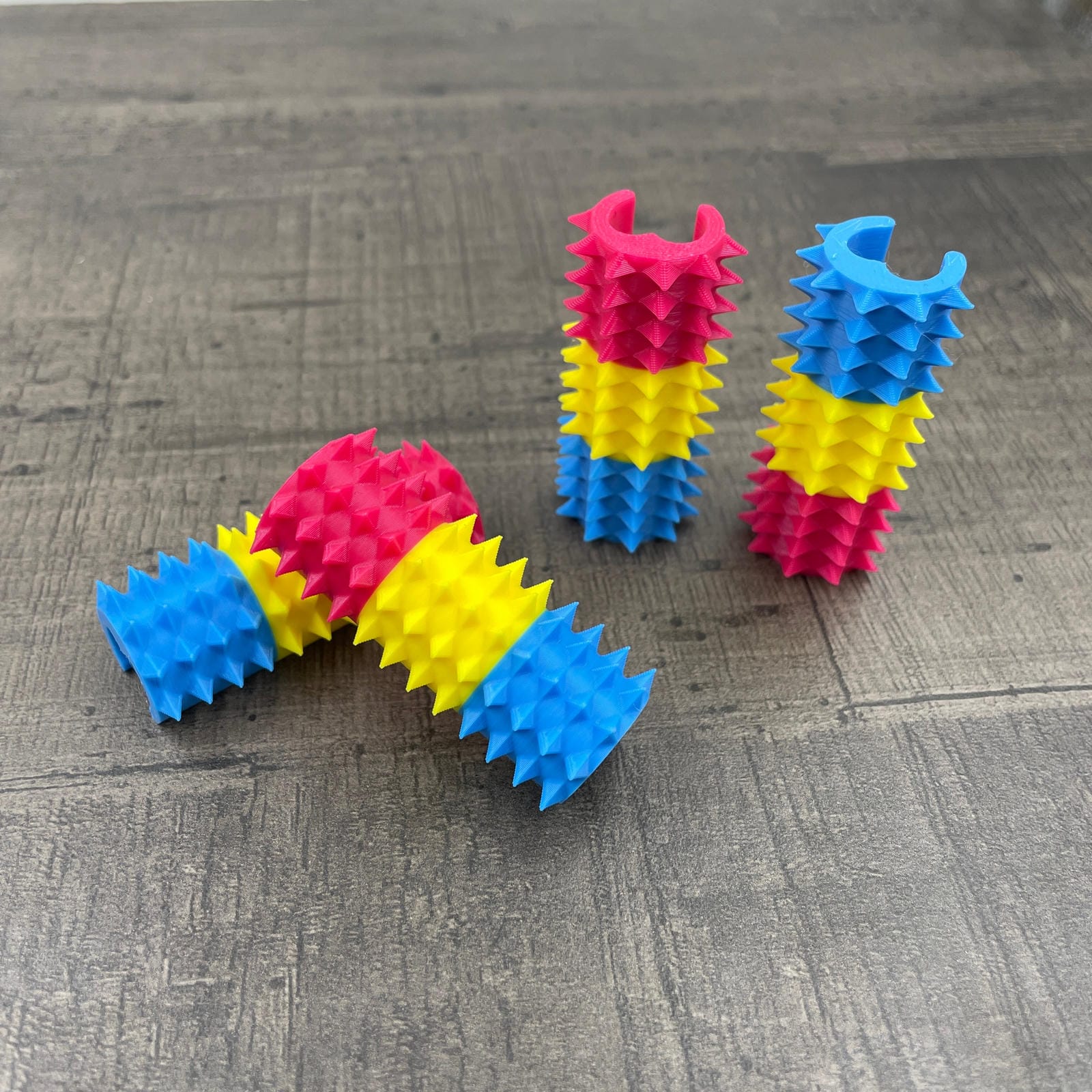 Vier shibari rope spikes in de kleuren van de non-binaire vlag