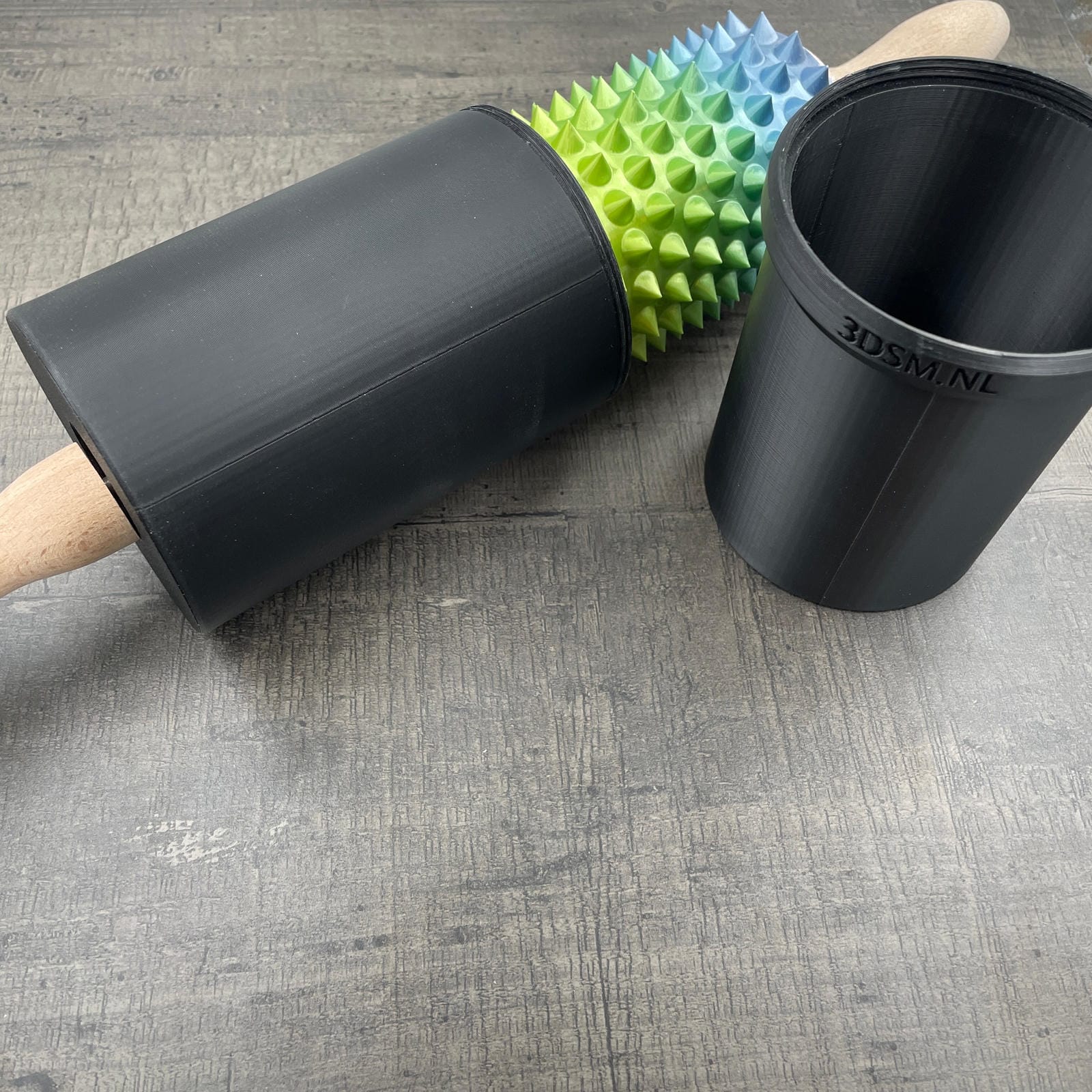 Een deegroller met spikes voor BDSM met beschermkap