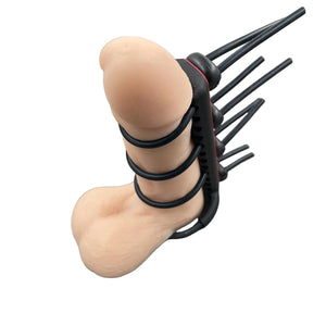 Een e-stim BDSM toy voor de penis met straps - met dildo als voorbeeld
