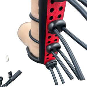 Een e-stim BDSM toy voor de penis met straps - met dildo als voorbeeld