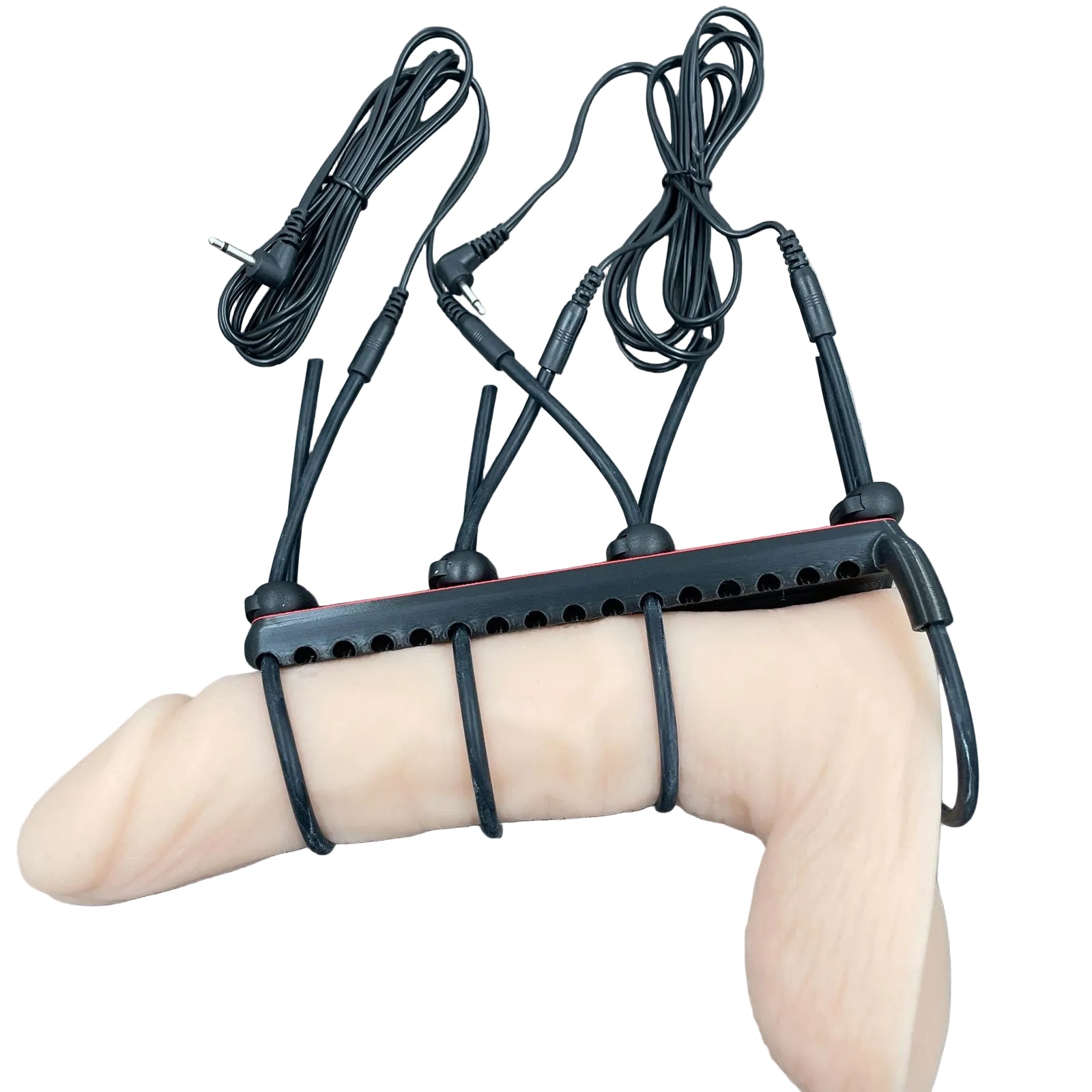 Een e-stim BDSM toy voor de penis met straps - met dildo als voorbeeld