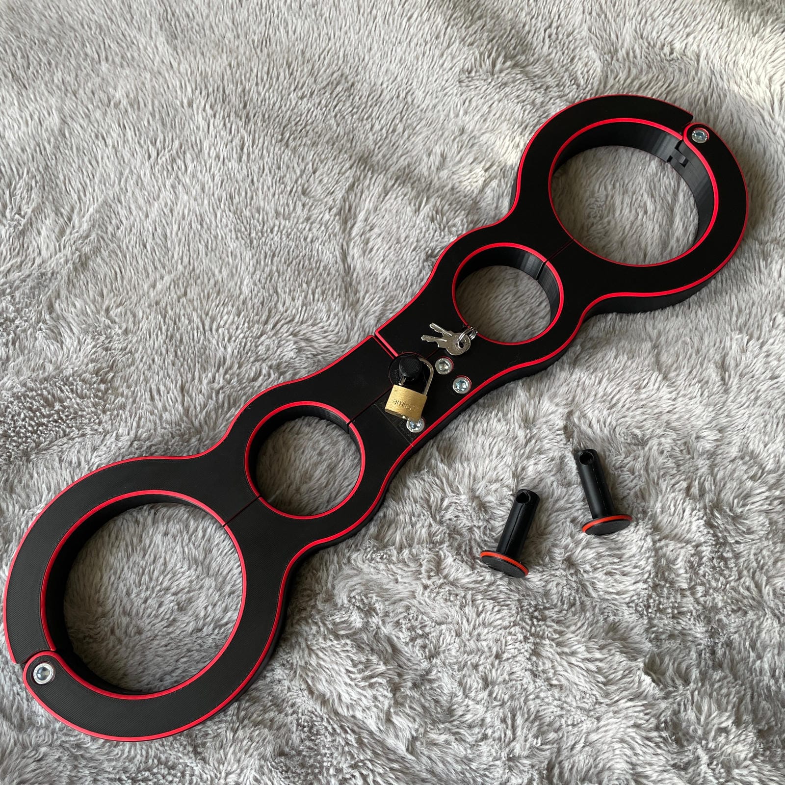 Een schandpaal voor BDSM in het zwart met rode accenten