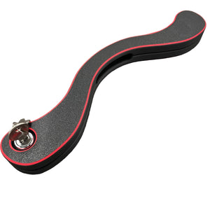 Een BDSM humbler met slot in het zwart met rode accenten