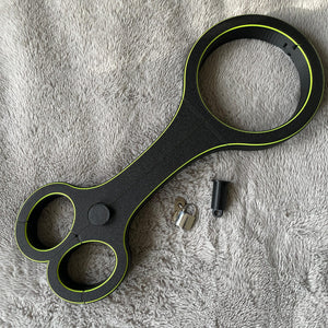 Een BDSM rigid fiddle in het zwart met UV-gele accenten