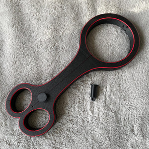 Een BDSM rigid fiddle in het zwart met rode accenten