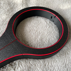 Detailfoto van de nek van een BDSM rigid fiddle in het zwart met rode accenten