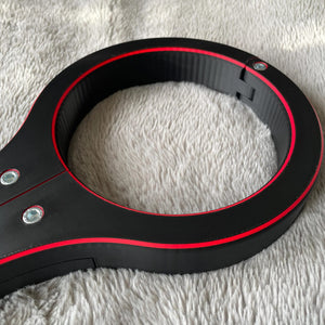 Detailfoto van de nek van een BDSM rigid fiddle in het zwart met rode accenten