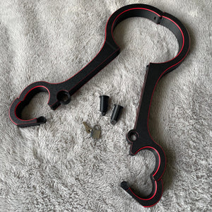 Een BDSM rigid fiddle in het zwart met rode accenten