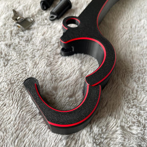 Detailfoto van de polsen van een BDSM rigid fiddle in het zwart met rode accenten