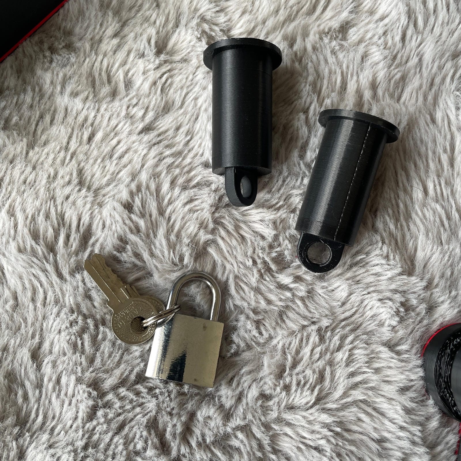 De pinnen en een hangslot van een BDSM rigid fiddle