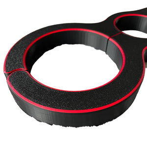 Detailfoto van een schandpaal voor BDSM in het zwart met rode accenten