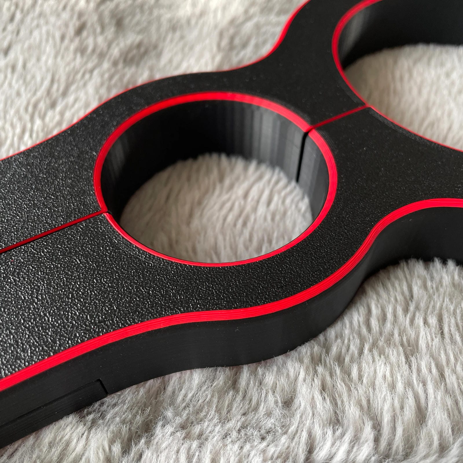 Detailfoto van een schandpaal voor BDSM in het zwart met rode accenten