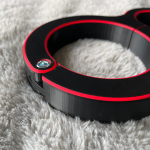 Detailfoto van een schandpaal voor BDSM in het zwart met rode accenten