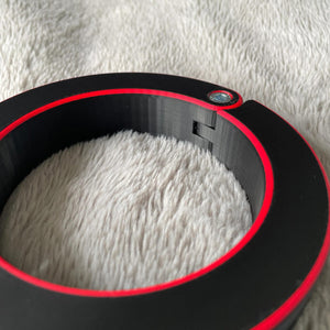 Detailfoto van een schandpaal voor BDSM in het zwart met rode accenten