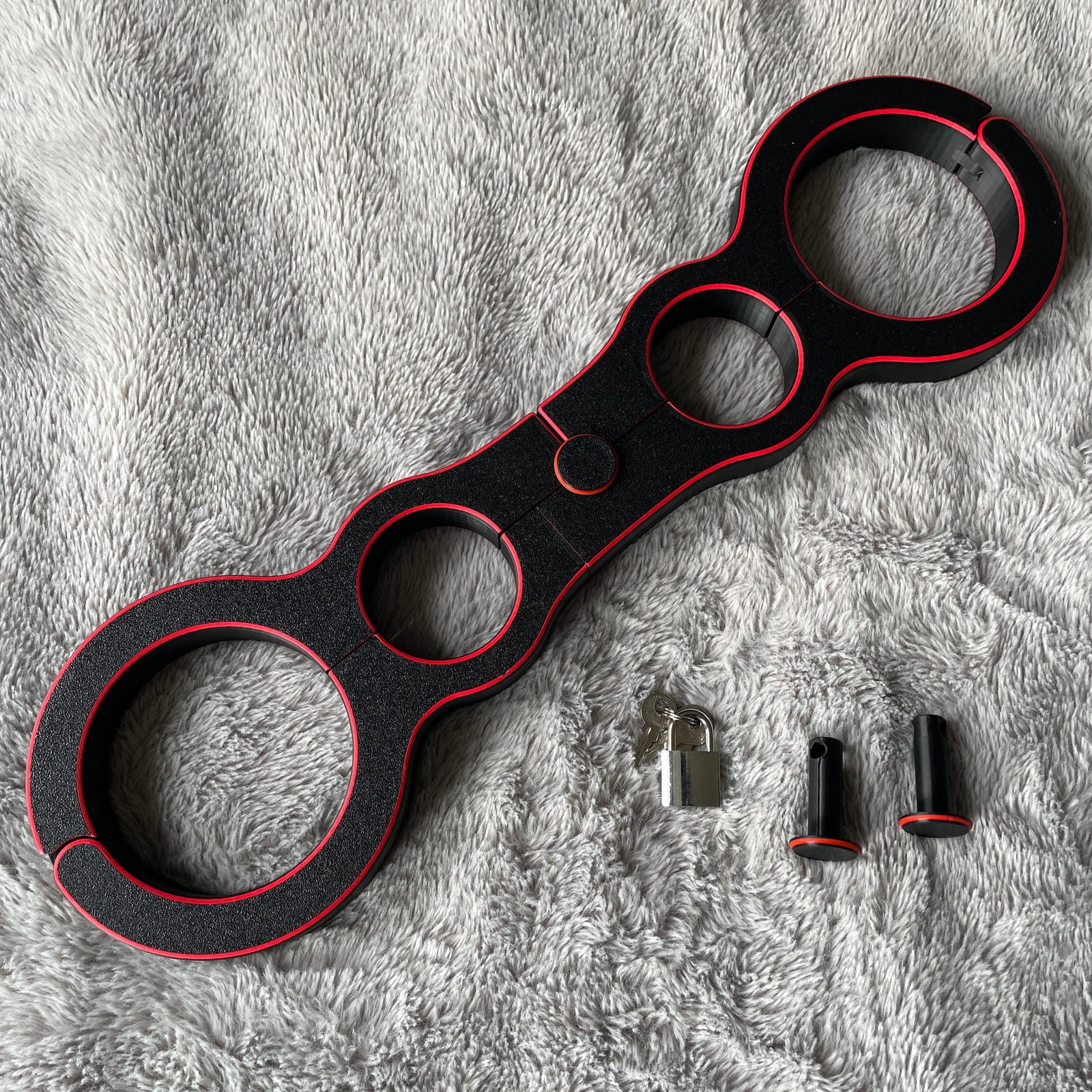 Een schandpaal voor BDSM in het zwart met rode accenten