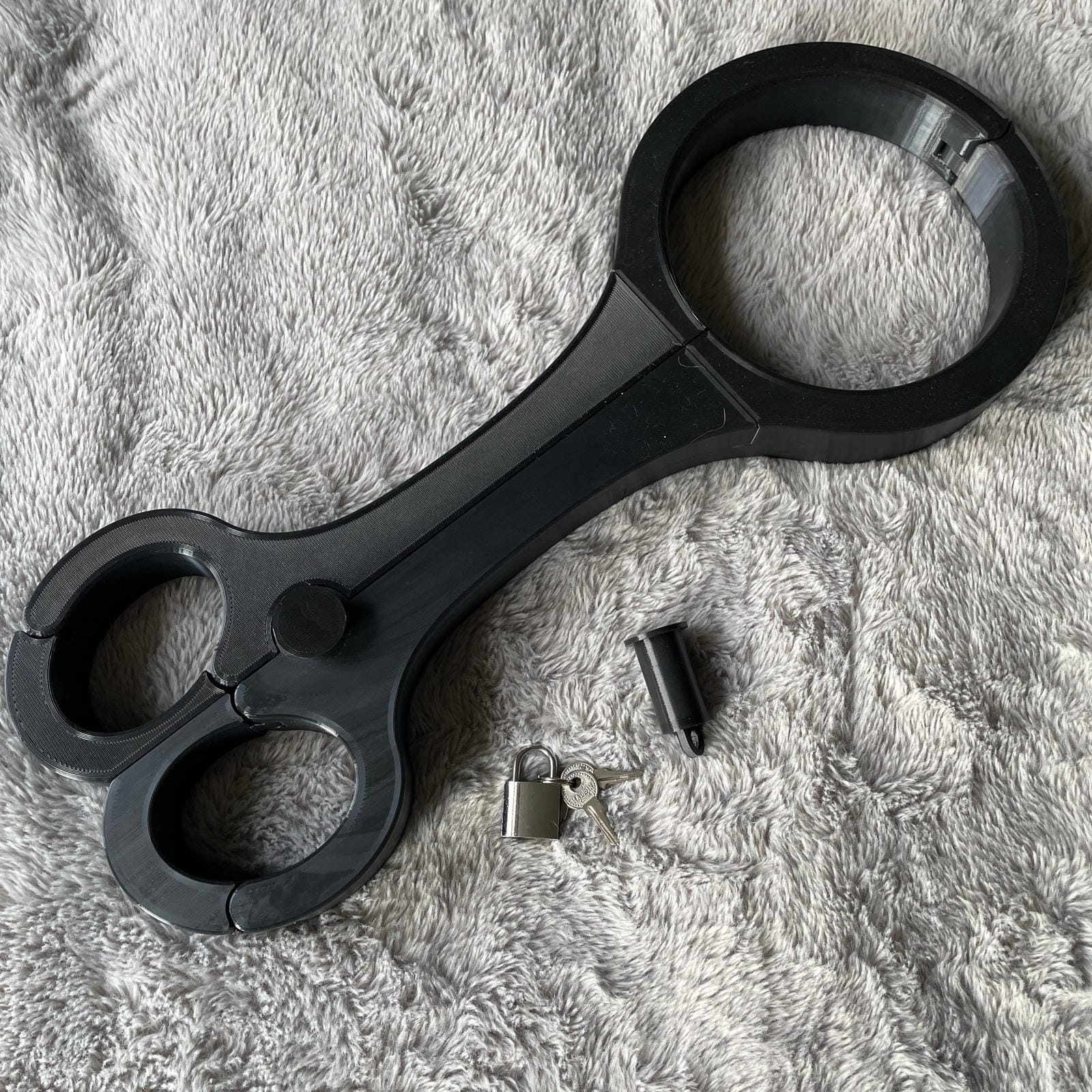 Een BDSM rigid fiddle in het zwart