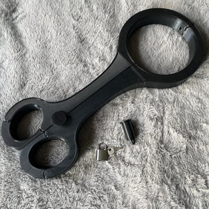 Een BDSM rigid fiddle in het zwart