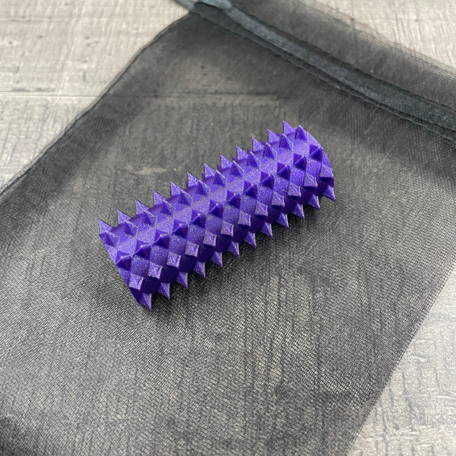 Een shibari rope spike in de kleur paars met glitters