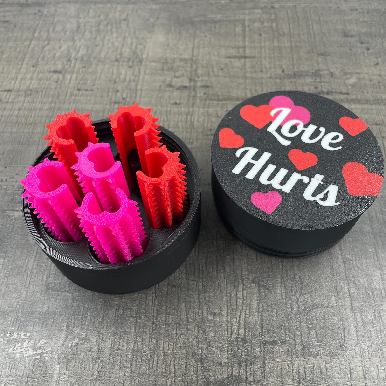 Een set van zes shibari rope spikes in een doosje met de tekst "Love Hurts"