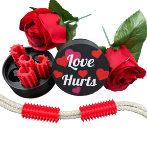 Een set van zes shibari rope spikes in een doosje, getoond als een valentijns-dag cadeau met rozen