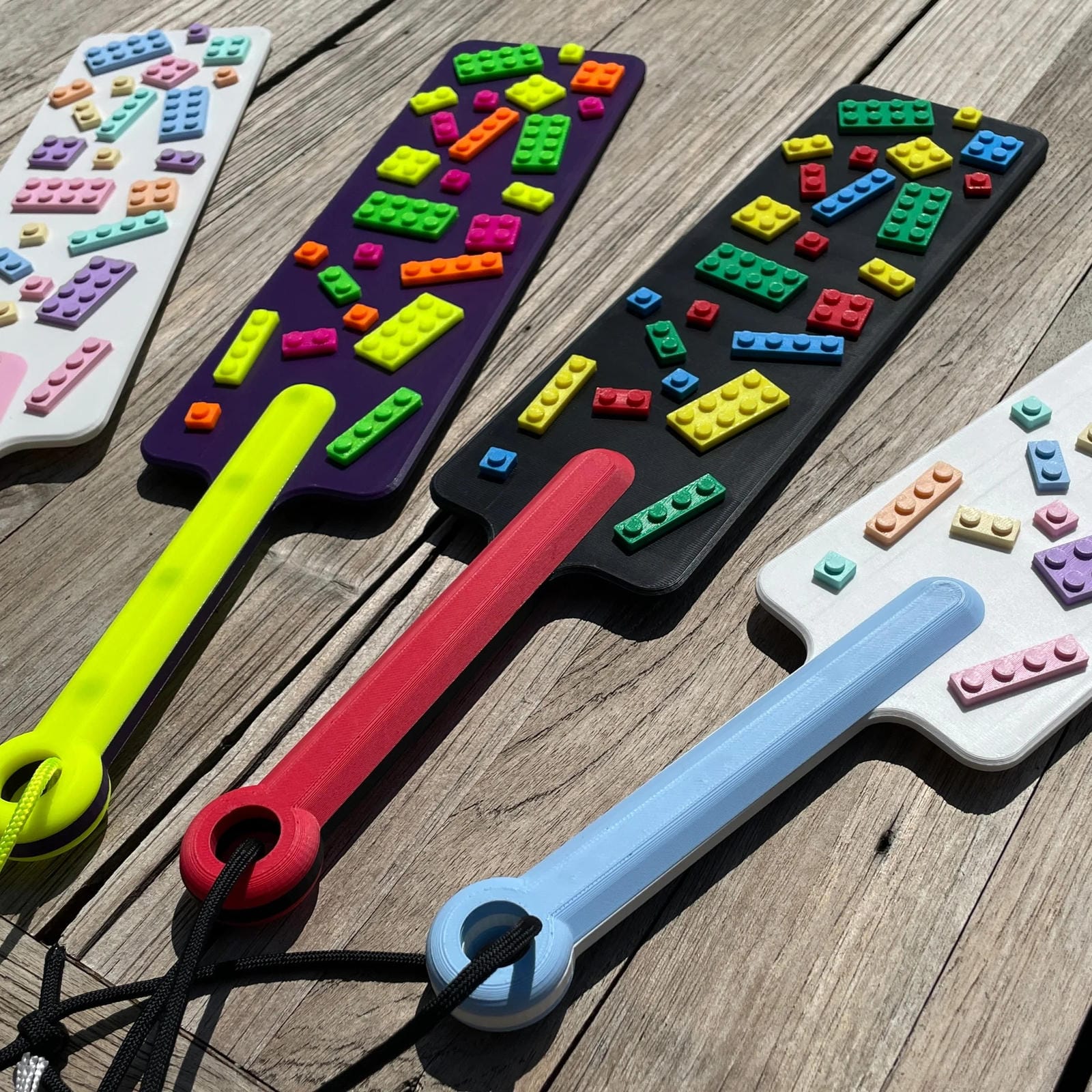 4 BDSM paddles met bouwstenen in verschillende kleuren