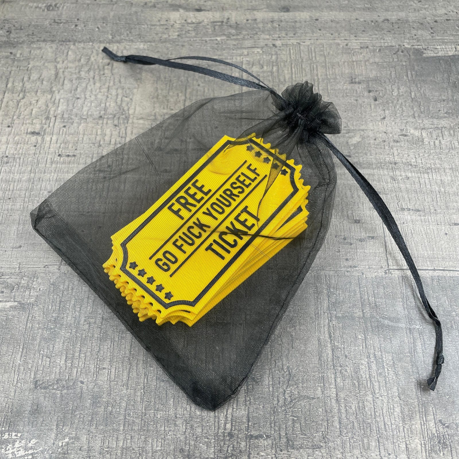 Een zakje met plastic Tickets met de tekst "Free ticket to go fuck yourself"