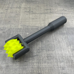 Een BDSM pinwheel met een zwart handvat en een geel wieltje