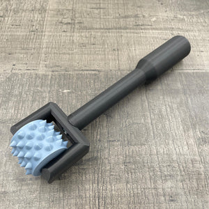 Een BDSM pinwheel met een zwart handvat en een grijs wieltje met glitters