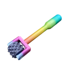 Een BDSM pinwheel met een handvat in regenboog kleuren