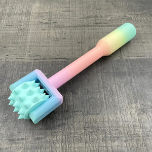 Een BDSM pinwheel met een pastel-kleurig regenboog handvat en een mint-kleurig wieltje