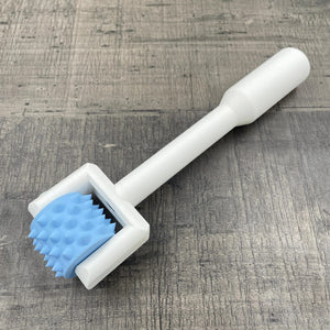 Een BDSM pinwheel met een wit handvat en een blauw wieltje