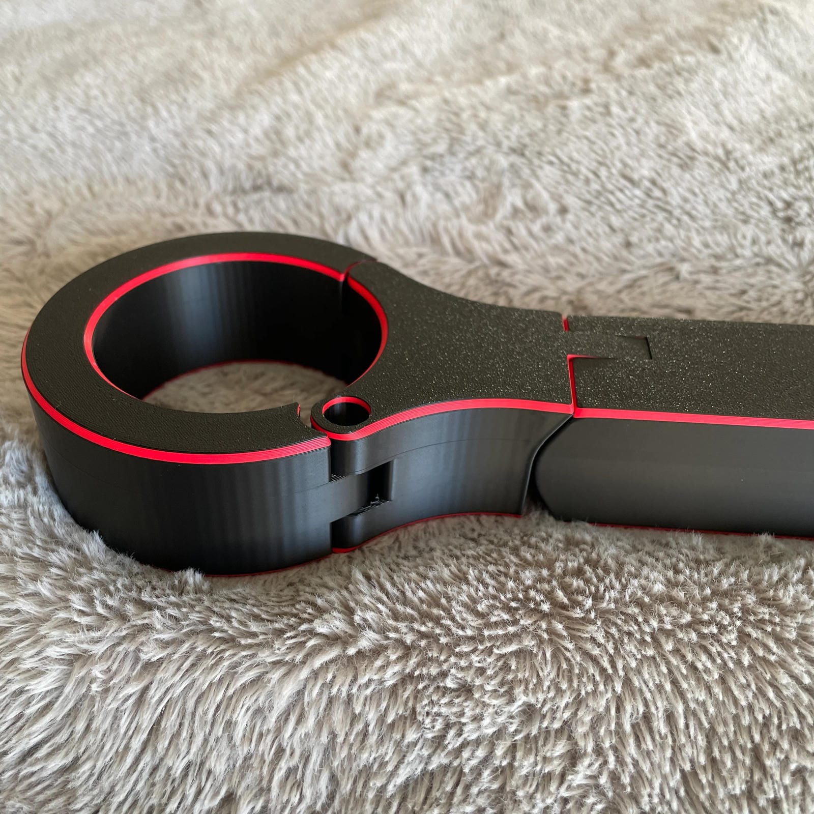 Close-up van een BDSM schandpaal voor de nek en polsen - The Secretary stijl