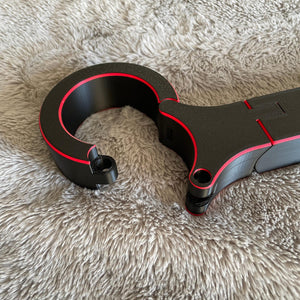 Close-up van een BDSM schandpaal voor de nek en polsen - The Secretary stijl