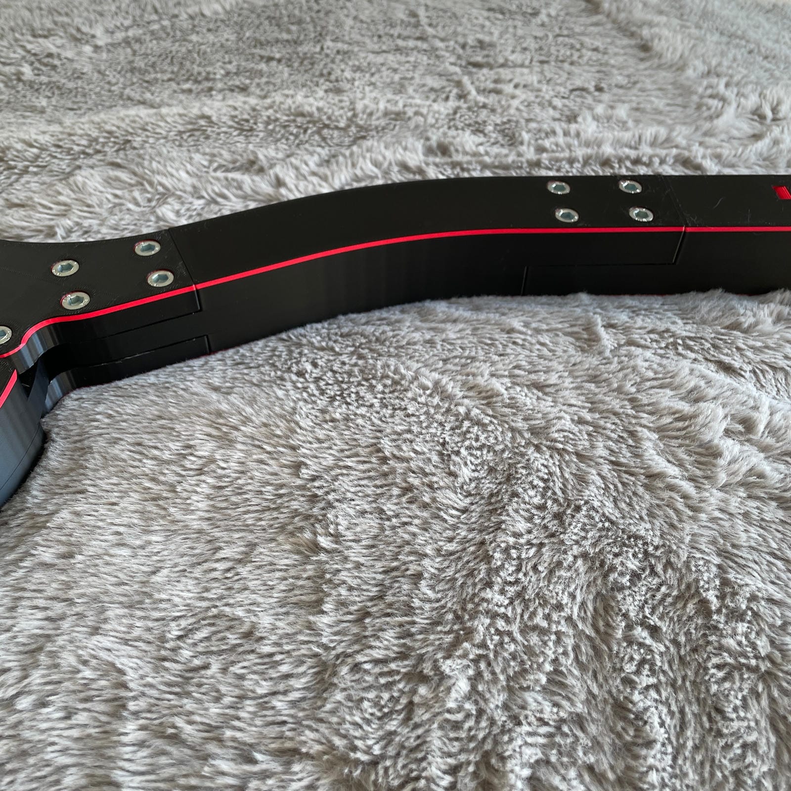 Close-up van een BDSM schandpaal voor de nek en polsen - The Secretary stijl