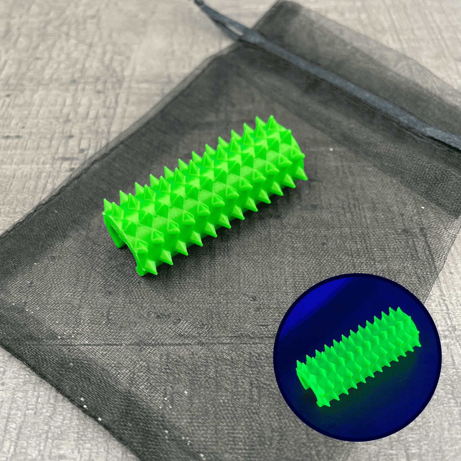 Een shibari rope spike in de kleur UV-reactief groen