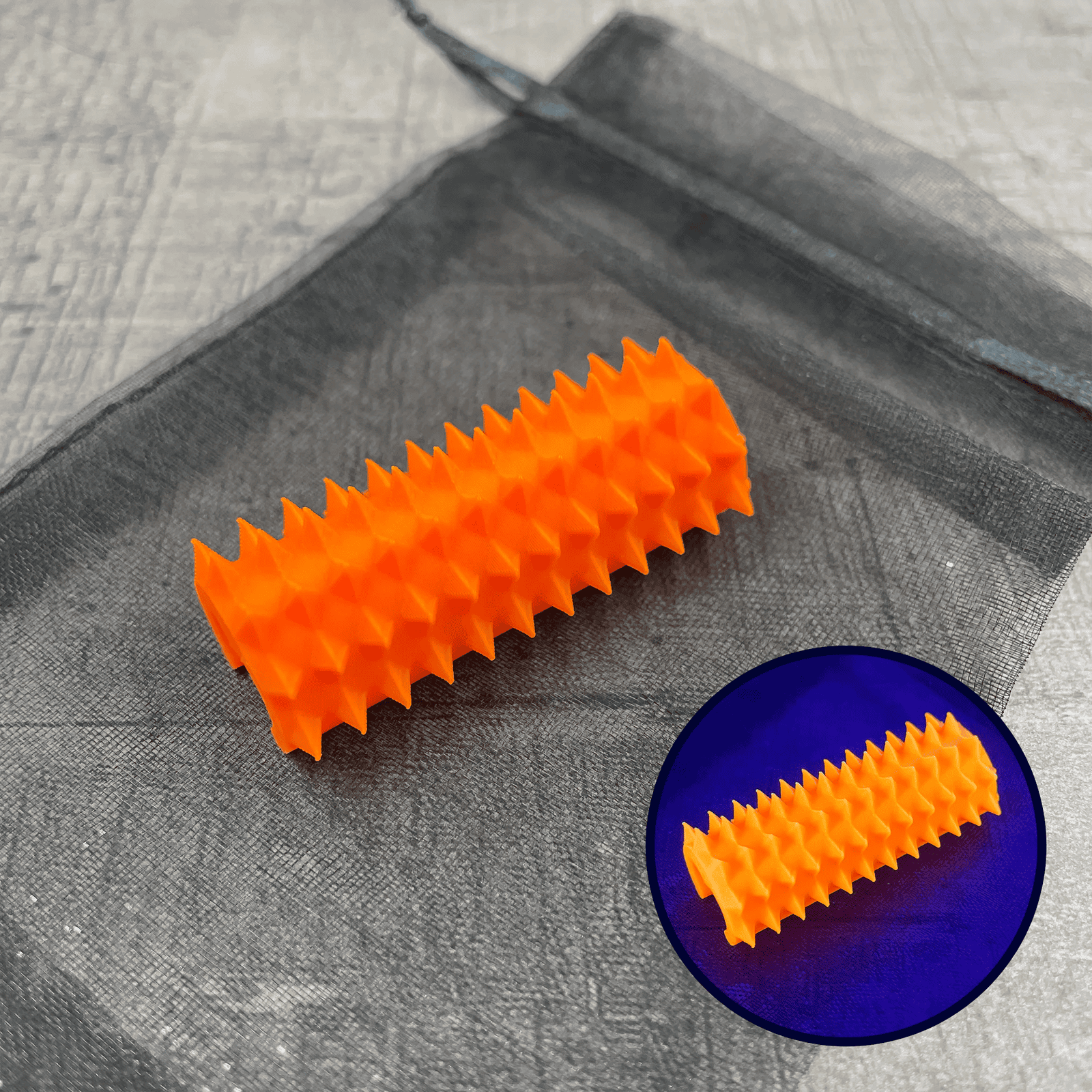 Een shibari rope spike in de kleur UV-reactief oranje